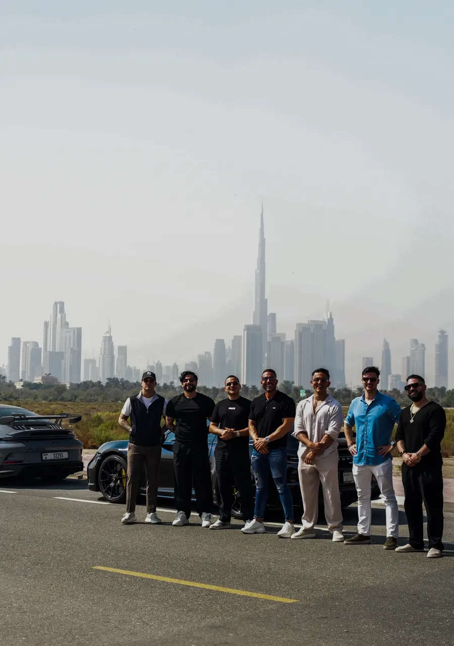 El grupo con el skyline de Dubái y el Burj Khalifa detrás