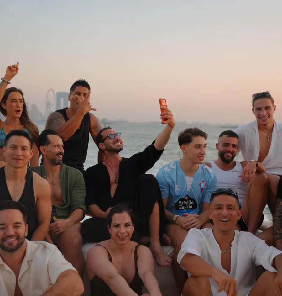 El grupo en una azotea al atardecer